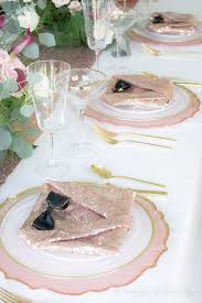 Des serviettes en papier de couleur blanche et des serviettes de couleur noire moitié papier moitié tissu assez épaisses et souples à la fois. Comment Realiser Un Pliage De Serviette Idees Originales
