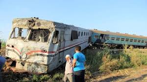 وخرج القطار المتجه من القاهرة الي المنصورة عن القضبان، قرب محطة سكة حديد طوخ. Ffk88v20gpjujm