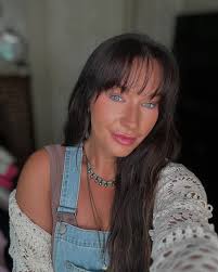 Crystal Farmer (@momlifemakeupwithcrystal) • Instagram photos and videos