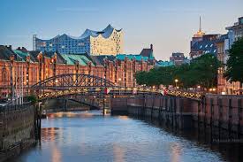Blick Auf Die Speicherstadt Und Die Elbphilharmonie Hafen City Stadt Hamburg