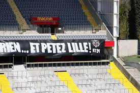 « il y a 3 ans nous avions la pire équipe de l'histoire du racing, cette saison vous êtes l'une des plus belles. Rc Lens Nimes Des Banderoles En Vue Du Derby Face A Lille Dans Les Tribunes De Bollaert