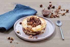 Mille Feuilles De Crepes Au Nutella Creme A La Vanille Et Noisettes Caramelisees Recette Nutella Dessert Crepes Nutella