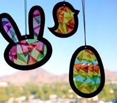 Der osterkorb ist ein wichtiges element für das osterfest, das vor allem die kinder sehr erfreut. Fensterbilder Mit Kindern Als Farbenfrohe Fensterdeko Fur Ostern Basteln Viele Ideen Mit Anl Ostern Basteln Mit Kindern Basteln Ideen Ostern Osterdeko Basteln