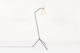 Ces abat jours sont originaux, exclusifs, à prix accessible en un mot parfaits quelque soit la pièce. Vintage Floor Lamp With Minimalist Lines From The 50 S