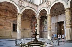 Az építést hadrianus halála után antoninus pius fejeztette be, s akkor helyezte el benne a hadrianus hamvait rejtő porfirkoporsót. Lowenbrunnen In Der Dogana Hof Palazzo Vecchio Florenz Italien Lizenzfreie Fotos Bilder Und Stock Fotografie Image 72354947