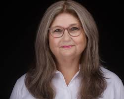 Polly Robertson's Instagram, Twitter & Facebook