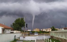 Diversi i temporali che questa mattina hanno colpito il sassarese, accompagnati anche da intensi fenomeni vorticosi. Tromba D Aria A Fregene La Stagione Balneare Comincia Cosi Il Tempo