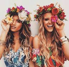 The nose behind this fragrance is ellen molner. La Touche Charme Du Printemps La Couronne De Fleurs Les Eclaireuses Hippie Style Couronne De Fleurs Look Hippie Chic