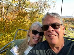 What are some examples of homographs in the English language?