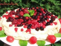 Pavlova A La Creme Patissiere Vanillee Et Aux Fruits Rouges Recette Ptitchef Recette Pavlova Recette Creme Patissiere Creme Patissiere Vanille