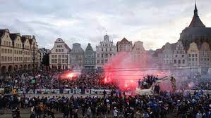 Vor dem ostseestadion feierten weitere 3000 fans. Nach Aufstieg Von Hansa Rostock Ausschreitungen Im Stadtgebiet Polizei Und Feuerwehr Angegriffen Fussball Stuttgarter Nachrichten