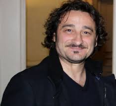 Μεγάλος ηθοποιός γίνεσαι, σπουδαίος όμως άνθρωπος γεννιέσαι και ο γνωστός ηθοποιός βασίλης χαραλαμπόπουλος δεν είναι και λίγες οι φορές που έχει αποδείξει τα ανθρώπινα συναισθήματα του. Basilhs Xaralampopoylos Aytos Einai O 8anatos Poy Ton Shmadepse Htan To Alter Ego Moy Fthis Gr