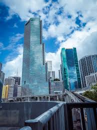Mindestens ein mensch stirbt beim einsturz eines hochhauses in miami, weitere opfer werden unter den trümmern. Downtown Miami Wolkenkratzer Wohin Das Auge Reicht Travelpurrfect De