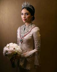 tengku iman of pahang wedding ceremony she s wearing songket dress by malaysian fashion designer rizal dubai wedding dress malay wedding dress songket dress