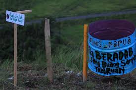 Buanglah sampah di dalam tong sampah. Pengelola Tungkuwiri Pengunjung Buang Sampah Pada Tempatnya Kami Sangat Terbantu I Papua