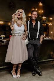 Oder du bist auf eine hochzeit eingeladen und suchst nun ein passendes abendkleid? Tatowierte Biker Braut Im Brautkleid Zweiteiler Mit Farbigem Tullrock Und Viskosetop Tullrock Tatowierte Braute Outfit