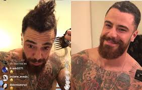 Felipe salienta que um dos policiais pediu para que ele falasse mais baixo e tentou explicar a situação na versão de titto, ele enfatiza que não desacatou os policiais e que não disse que era ator da globo. Apos Encerrar Novela Felipe Titto Surpreende E Radicaliza No Visual Veja Tv Foco