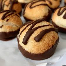 Cooking Micheline On Instagram Juste Pour Le Plaisir Rochers Coco Au Chocolat 200 G De Noix De Coco Rapees 3 Blancs D œufs 180 G De Sucre 125