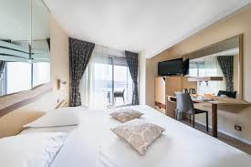 Allez à la découverte d'un hôtel musée en bord de mer, riche de décorations régionales qui témoignent du séjour de nombreux des plus grands artistes bretons. Un Hotel Vue Mer Un Grand Confort Le Tout A Dinard