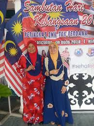 Setiap tahun, warga pendidik akan mengadakan sambutan bulan kemerdekaan di sekolah dan di institusi pendidikan. Facebook