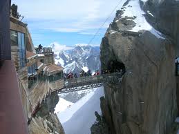 Il monte bianco, con i suoi 4.810 metri, è la vetta più alta d'europa. Monte Bianco Ingresso Al Rifugio Dell Aiguille Du Midi Tag Monte Bianco Montagna Valle D Aosta Italia Viaggiatore Net