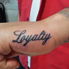 55 Schone Loyalitat Tattoo Designs Und Bedeutungen Courage Honor 2018 Tattooedmodels Loyalty Tattoo Wrist Tattoos Words Tattoo Designs