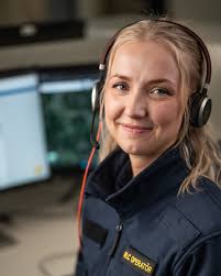 JULPODDEN MED POLISMÄSTAREN I detta julavsnitt möter vi områdespolischefen  för nordvästra Skåne, Mattias Sigfridsson. Vi pratar om varför skjutningar  och sprängningar minskat under 2025, hur polisens tillväxt påverkar arbetet  och vilka utmaningar