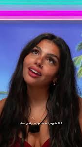 När Nicolas kom in började Frida fatta tycke för honom direkt. Tycker du  att Frida borde utforska sin kemi med Nicolas eller stanna med Emil?🤔  #LoveIslandSE