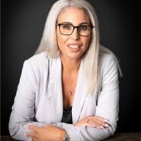 Kate Mcewan's Instagram, Twitter & Facebook