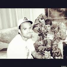 Needless to say, rihanna's fans are not here for brown's comment: Chris Brown Shares Rihanna Pic On Instagram Returns To Twitter Photo Huffpost