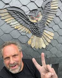 Eule gut alles gut 😄 pünktlich zum Wochenende ist die #eule in ihrem neuen  Lebensraum. Ich denke das warten des Kunden auf meine #arbeit hat sich  gelohnt 😄🤷‍♂️ #theisböger #schiefer #dachdeckerhandwerk  #dachdeckerinnungkassel #