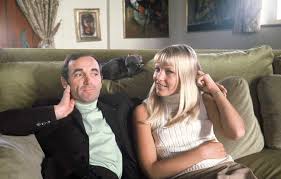 Le chanteur vivait depuis plus de 50 ans une magnifique histoire d'amour avec ulla. Epingle Sur Aznavour