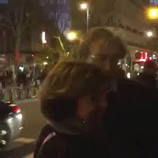 La vidéo d'un cycliste bousculant volontairement une fillette indigne, la justice le convoque. Dieudogifs Gif 3402 Finkielkraut Nuit Debout Pauvre Con