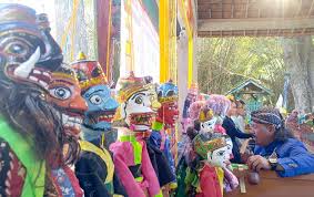 Kota pati itu sendiri terletak pada wilayah pesisir pantura yang berbatasan dengan kabupaten jepara, kudus dan rembang. Kesenian Wayang Golek Khas Pati Minim Jam Panggung