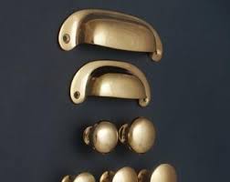Yester Home Hardware Homeware By Yesterhomeuk On Etsy Maniglie Cucina Ottone Maniglie
