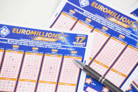 Prizes start at a minimum of £2 for matching just two numbers, and you can win the jackpot by matching all five numbers and both lucky stars. Resultat De L Euromillion Le Tirage Du Vendredi 20 Decembre 2019 En Ligne