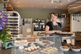 de lekkernijen van de meiden van de keuken vliegen de deur uit van hun gloednieuwe deli indebuurt hoeksche waard