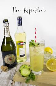 Sip Savor Give This Wedding Cocktail Crafted By Martini Whitneyeveport A Try In A Mixing Glass Muddle Mint And Cucumber Add Martini Bianco Lemon Juice Com Imagens
