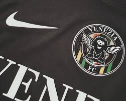 Scarica sfondi venezia fc, serie b, 4k, di calcio, di legno, texture, nero e arancione verde linee, il calcio italiano di club, logo, stemma, venezia, italia per … cup match venezia vs cagliari played in 1998 printed pennant in use in the 2000s scopri le migliori offerte, subito a casa, in tutta sicurezza. Lodarazs Ellenallas Felett Venezia Calcio Nike Annasebes Com
