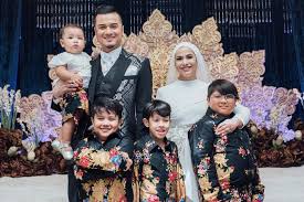 Ünlü ve amatör şairlerden en güzel dr fazley yaakob dan isteri şiirlerini okumak için tıklayın. Fazley Yaakob Isteri Sanding Semula Demi Tunai Hasrat Arwah Bapa Berita Gaya Hidup Beritaharian Sg