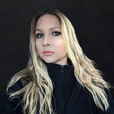 Heather Mote's Instagram, Twitter & Facebook