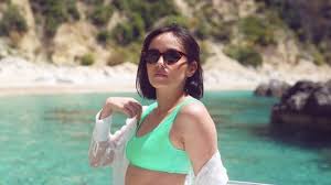 Moi après avoir demandé aux excellentes maquilleuses de canal : Agathe Auproux En Maillot De Bain Elle Eblouit Instagram