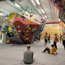 Klatreveggen vår finner du i friidrettshallen og er godt egnet for klatrere på alle ulike nivå. Bergen Klatreklubb Bergen Norway Rock Climbing Gym Sports Club Facebook