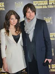 Актер признался, что расстался с ольгой зуевой почти сразу же после рождения их общей дочки оды валентины. Vttcjmxc Eqa4m