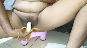 Chachi Ko Bathroom Me Kela Dalte Pakda Or Vahi Chod Diya