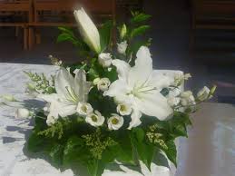 Les Decorations Florales Paroisse Notre Dame Des Lumieres Caluire Et Cuire Decoration Florale Decoration Deco Eglise