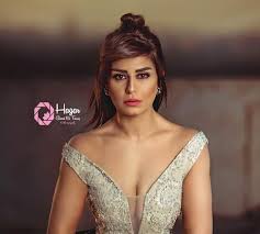 شاركت الفنانة منة فضالي ، متابعي حسابها الرسمي بموقع تبادل الصور والفيديوهات «انستجرام»، صورا جديدة لها، خلال تواجدها في دبي، حيث ظهرت مرتدية سترة سوداء، ومعتمدة تسريحة الشعر القصير، معلقة: Ø¥Ø·ÙØ§ÙØ© Ø¬Ø±ÙØ¦Ø© ÙÙ ÙÙØ© ÙØ¶Ø§ÙÙ Ø¨ÙØ³ØªØ§Ù ÙÙØ´ÙÙ Ø§ÙØµØ¯Ø± ØµÙØ±