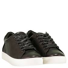 lola cruz ledersneaker mit steinchenbesatz der trendige sneaker von lola cruz ist aus feinem leder hergestellt das highlight des s halbschuhe sneaker tragen