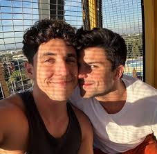 No ar em 'Vai na fé', Diego Montez curte viagem romântica com namorado pela  Europa