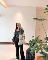 Doesn't this mirror look like something daisy buchanan would take selfies in if she lived in the age of instagram? 20 Mirror Selfie Poses To Try